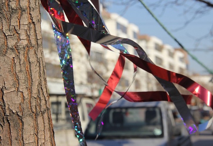 Создавая яркие блики,  светоотражающая лента 